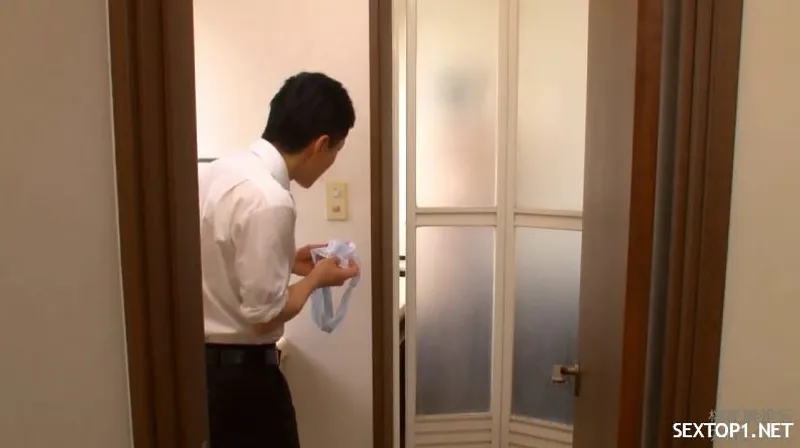 đến nhà chơi, thanh niên nhìn trộm mẹ bạn gái tắm