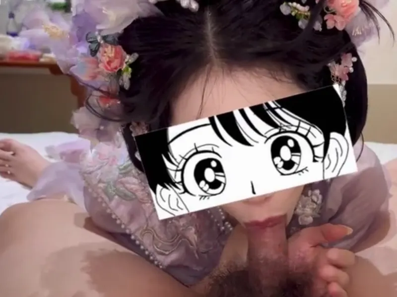 Gái xinh trong bộ đồ con gái mút cây hàng cực đã